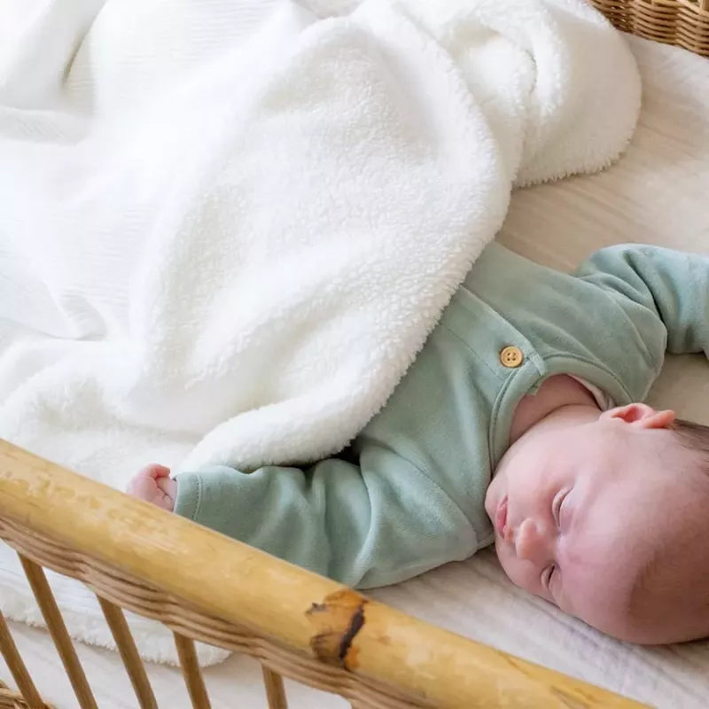 Couverture bébé bi-matière velours côtelé et sherpa - Blanc - Trois Kilos Sept