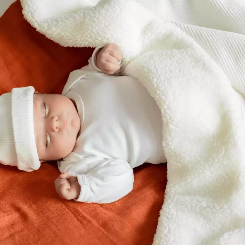 Couverture bébé bi-matière velours côtelé et sherpa - Blanc - Trois Kilos Sept